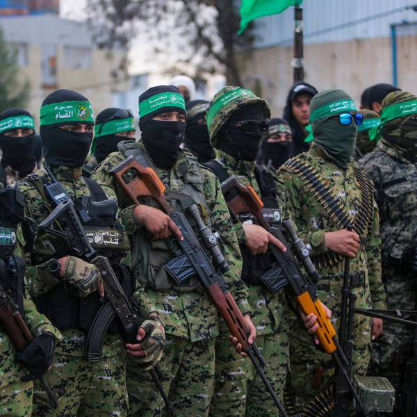 Vermummte und bewaffnete Mitglieder der Terrororganisation Hamas