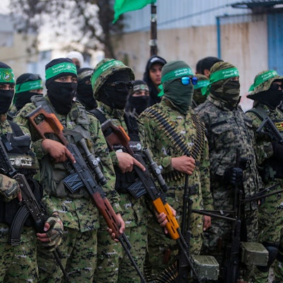 Vermummte und bewaffnete Mitglieder der Terrororganisation Hamas