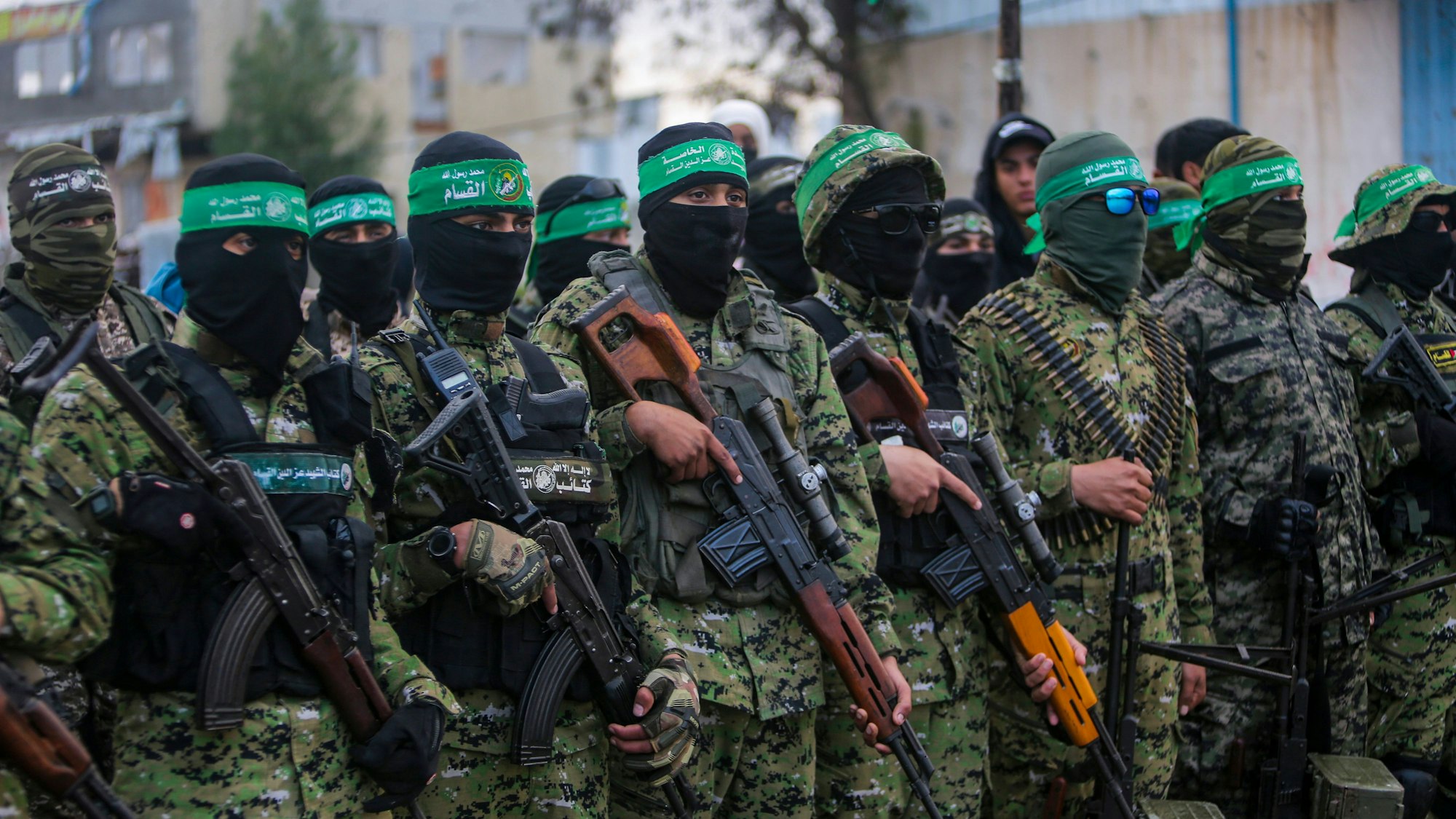 Vermummte und bewaffnete Mitglieder der Terrororganisation Hamas