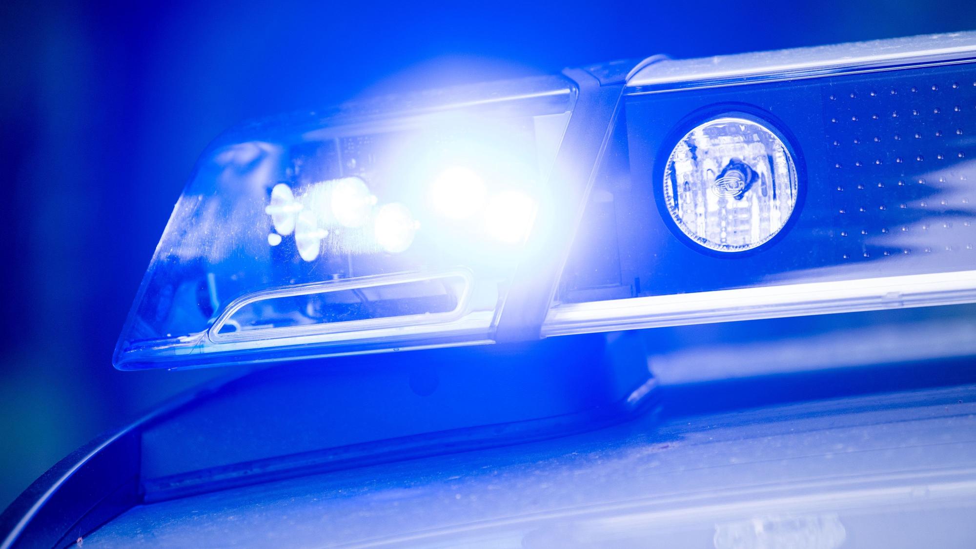 Ein Blaulicht leuchtet an einer Polizeistreife. (Symbolfoto)