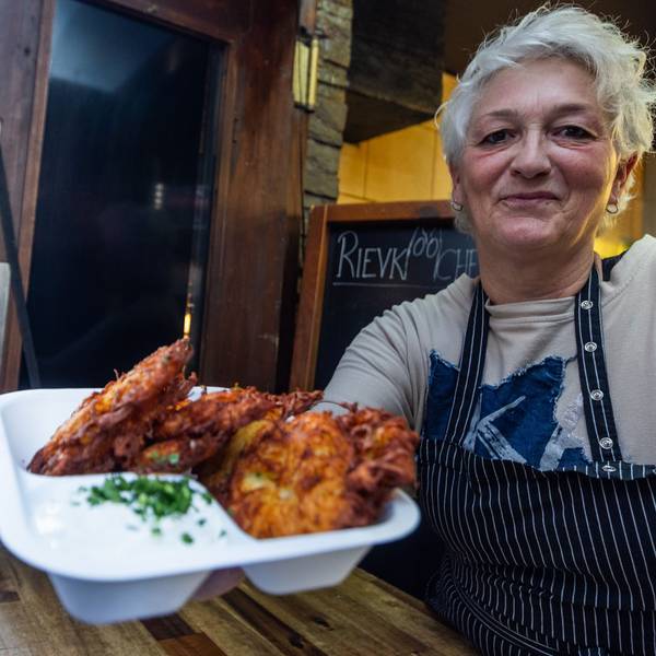 Kölsche Spezialität: Die „Rievkoochebud“ in der Altstadt versorgt Touristen und Einheimische mit krossen Reibekuchen.
