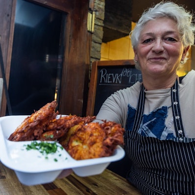 Kölsche Spezialität: Die „Rievkoochebud“ in der Altstadt versorgt Touristen und Einheimische mit krossen Reibekuchen.