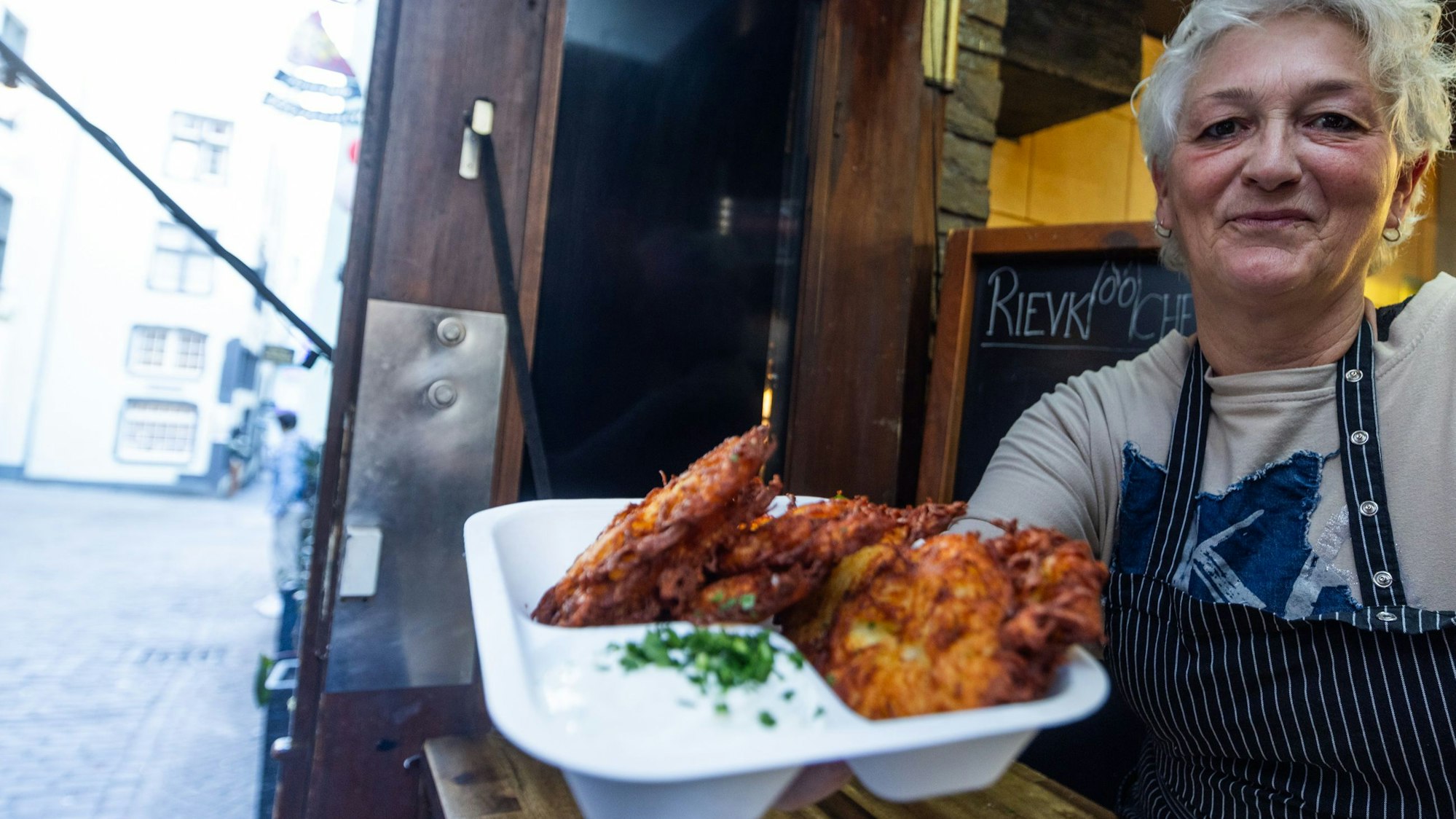 Kölsche Spezialität: Die „Rievkoochebud“ in der Altstadt versorgt Touristen und Einheimische mit krossen Reibekuchen.