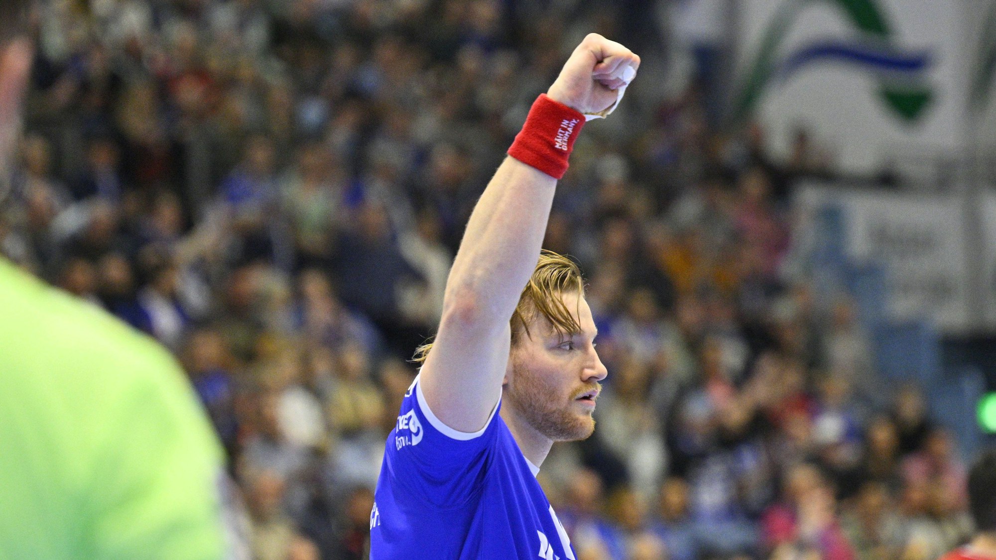 Tom Kiesler reckt die Faust in die Höhe.