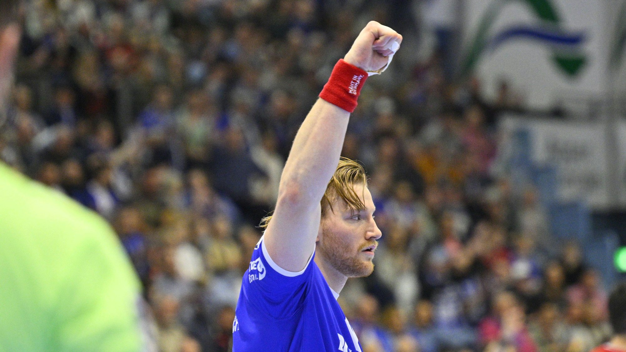 Tom Kiesler reckt die Faust in die Höhe.