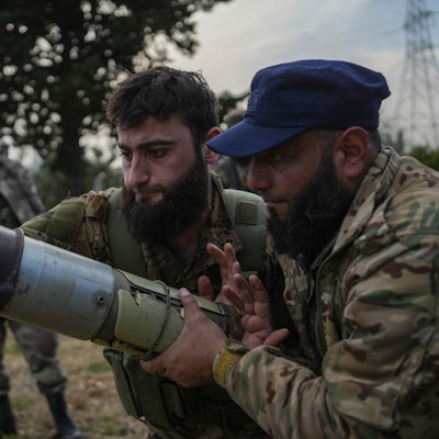Syrische Armeekräfte bereiten eine Rakete für den Kampf gegen Anhänger des gestürzten syrischen Präsidenten al-Assad vor.