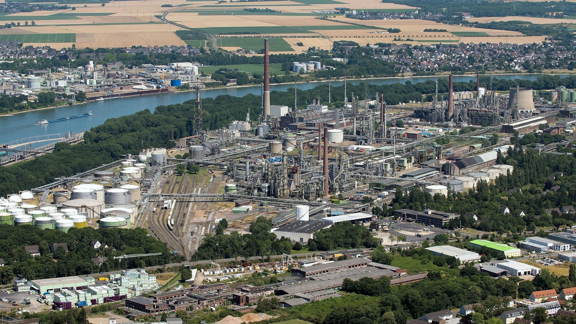 Das Shell-Werk Wesseling der Rheinland Raffinerie aus westlicher Sicht (Archivbild).