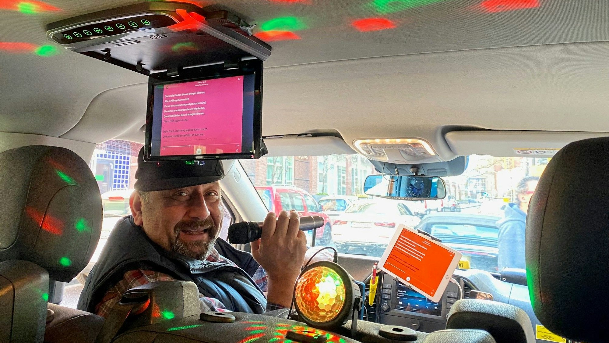 Kürsat Isikoglu fährt in seinem Karaoke-Taxi durch Köln.