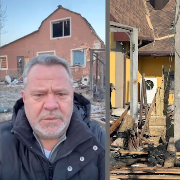 Butschas Bürgeremeister Anatolii Fedoruk steht vor einem zerstörten Haus in Butscha. Menschen versuchen, ein anderes bei einem russischen Luftangriff zerstörtes Haus wieder aufzubauen.