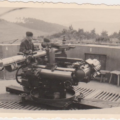Das Schwarz-Weiß-Foto wurde im Zweiten Weltkrieg im Felsennest bei Bad Münstereifel aufgenommen.