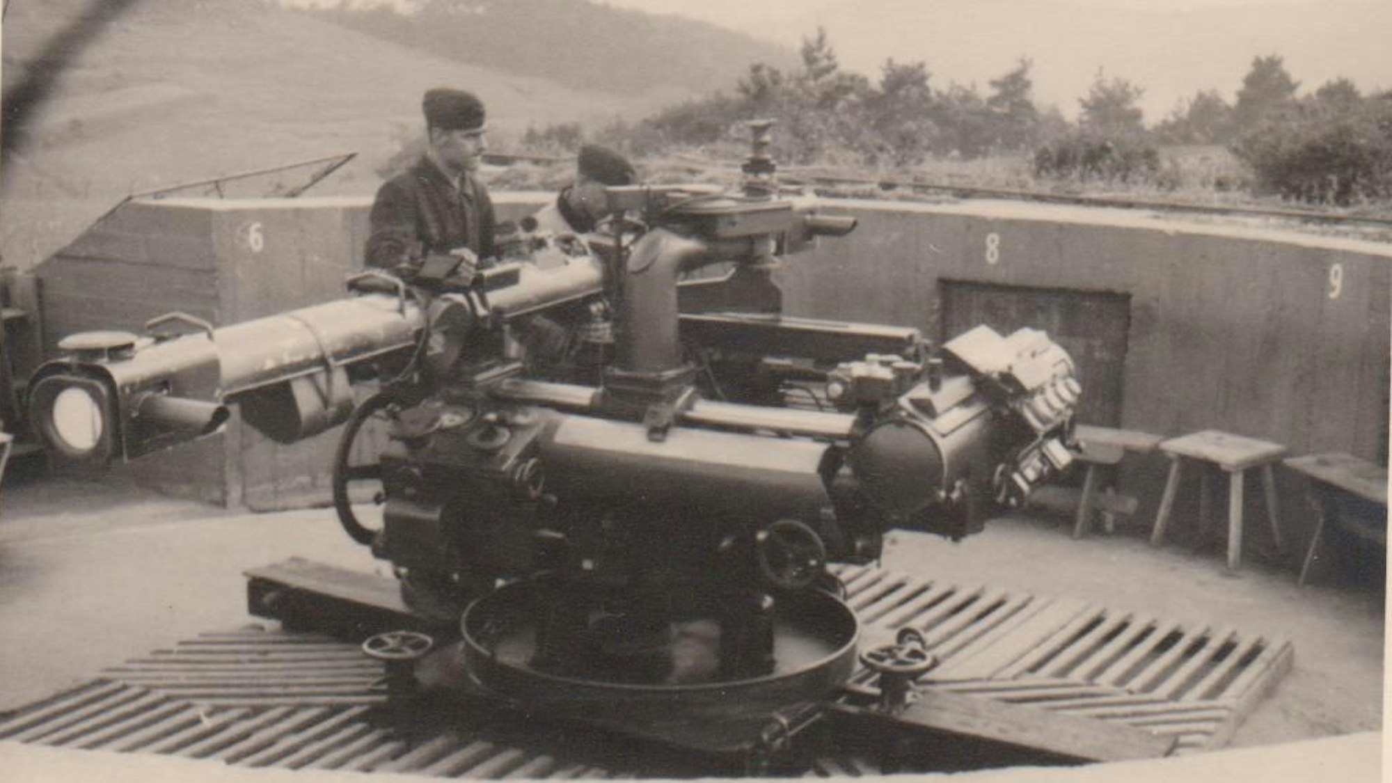 Das Schwarz-Weiß-Foto wurde im Zweiten Weltkrieg im Felsennest bei Bad Münstereifel aufgenommen.