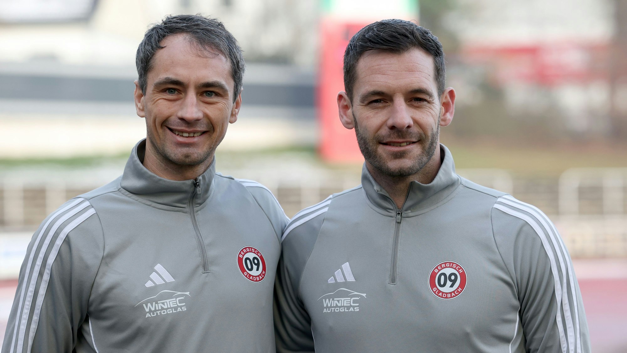 Kevi Kruth und Andy Habl posieren im Trainingsanzug vor der Kamera.