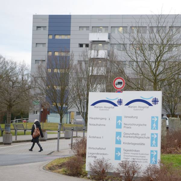 Die Zufahrt zum Krankenhausgelände mit Wegweiser.