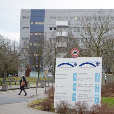 Die Zufahrt zum Krankenhausgelände mit Wegweiser.