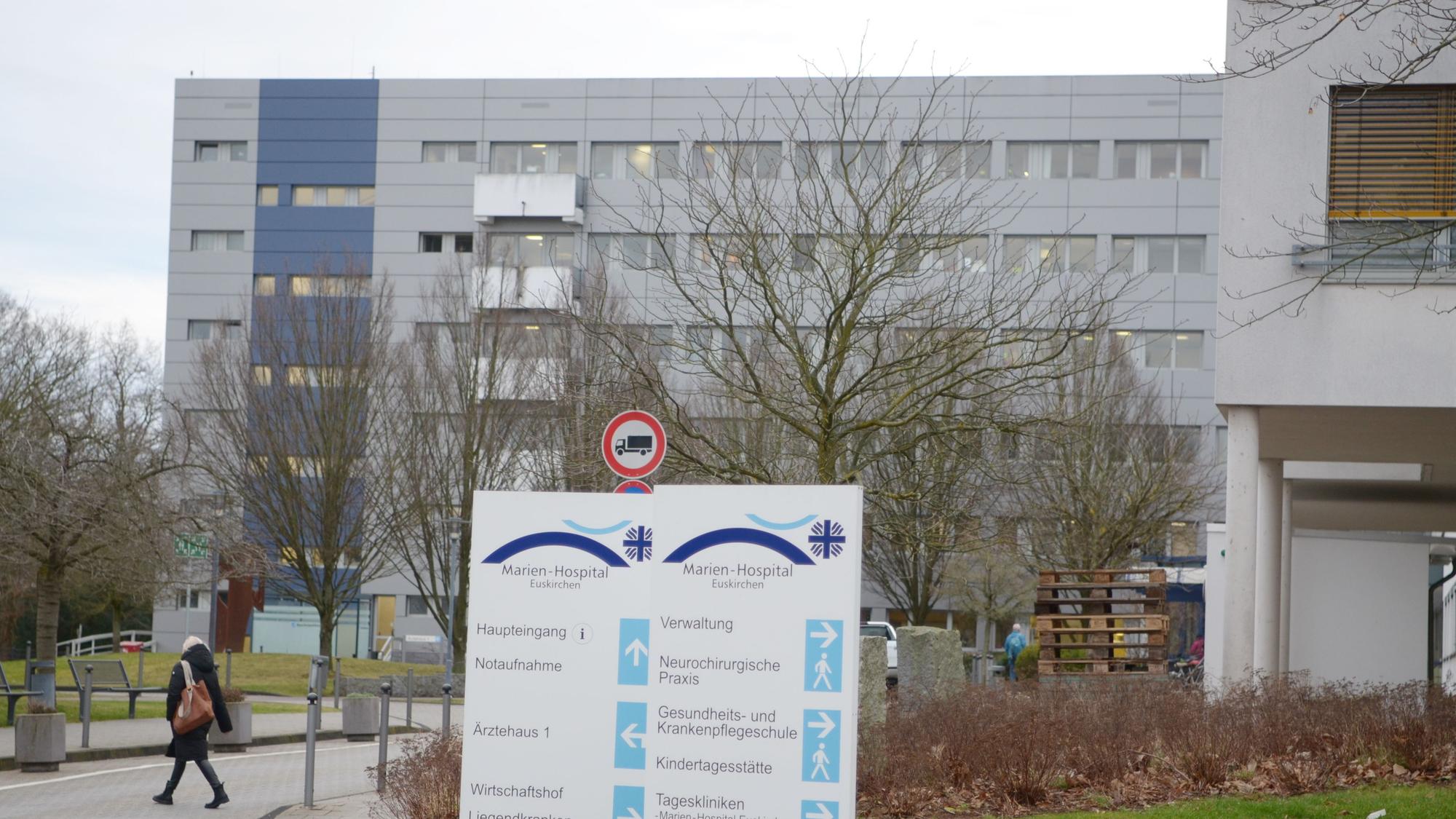 Die Zufahrt zum Krankenhausgelände mit Wegweiser.