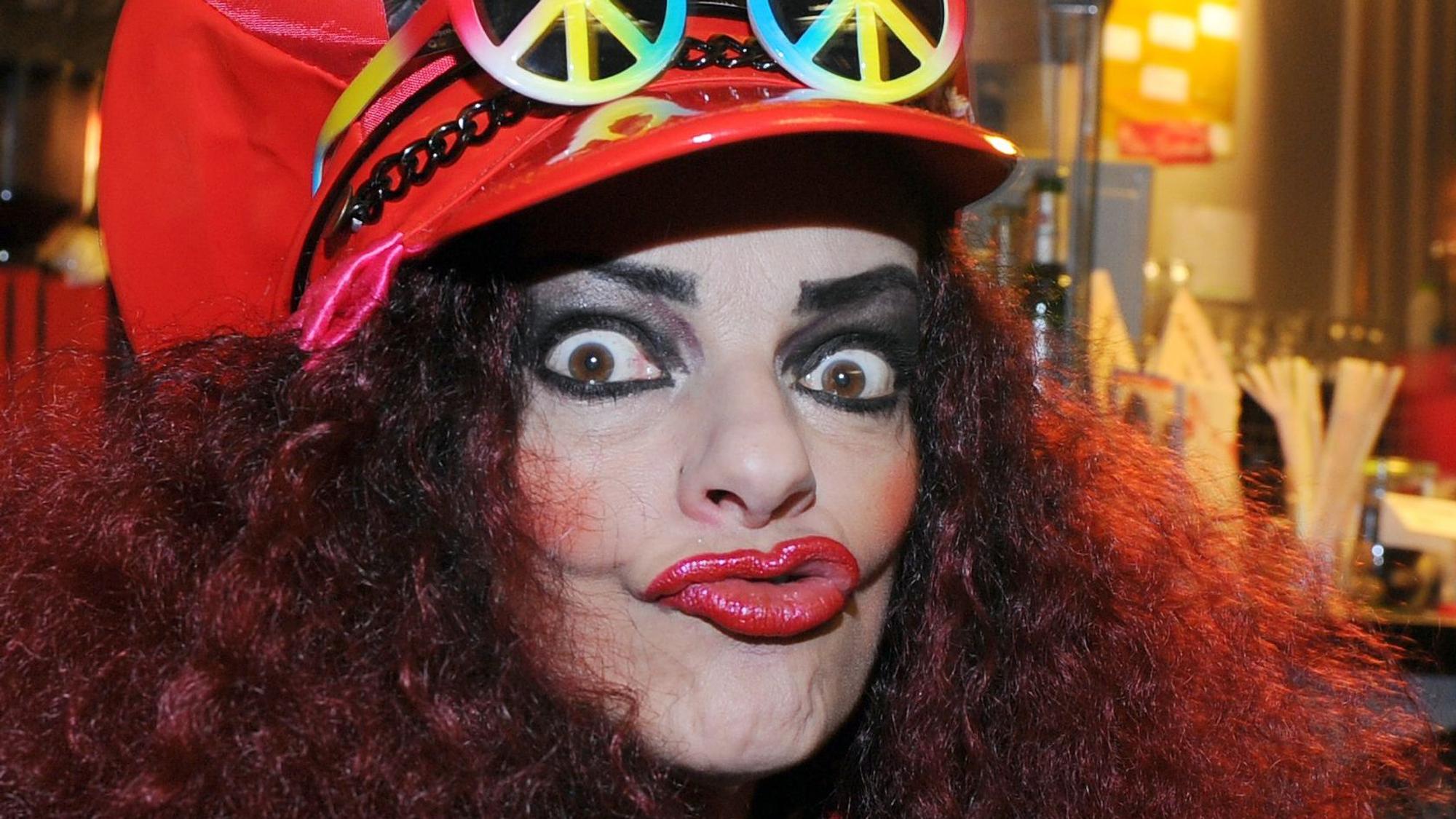 ARCHIV - 31.01.2012, Berlin: Die Sängerin Nina Hagen kommt in das Kino Moviemento zur Kinopremiere eines Werbespots über eine Patientenverfügung, die jeden Menschen vor Zwangspsychiatrie schützen soll. (zu dpa: ««Ich provoziere nicht»: Nina Hagen wird 70») Foto: Jens Kalaene/dpa-Zentralbild/dpa +++ dpa-Bildfunk +++