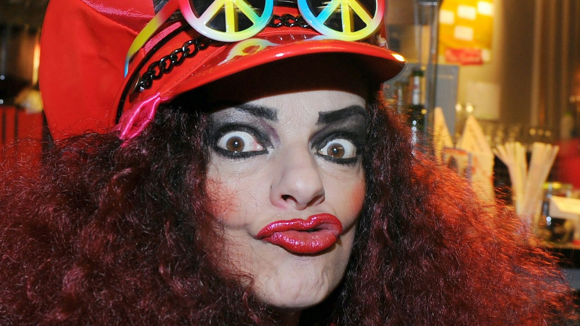 ARCHIV - 31.01.2012, Berlin: Die Sängerin Nina Hagen kommt in das Kino Moviemento zur Kinopremiere eines Werbespots über eine Patientenverfügung, die jeden Menschen vor Zwangspsychiatrie schützen soll. (zu dpa: ««Ich provoziere nicht»: Nina Hagen wird 70») Foto: Jens Kalaene/dpa-Zentralbild/dpa +++ dpa-Bildfunk +++