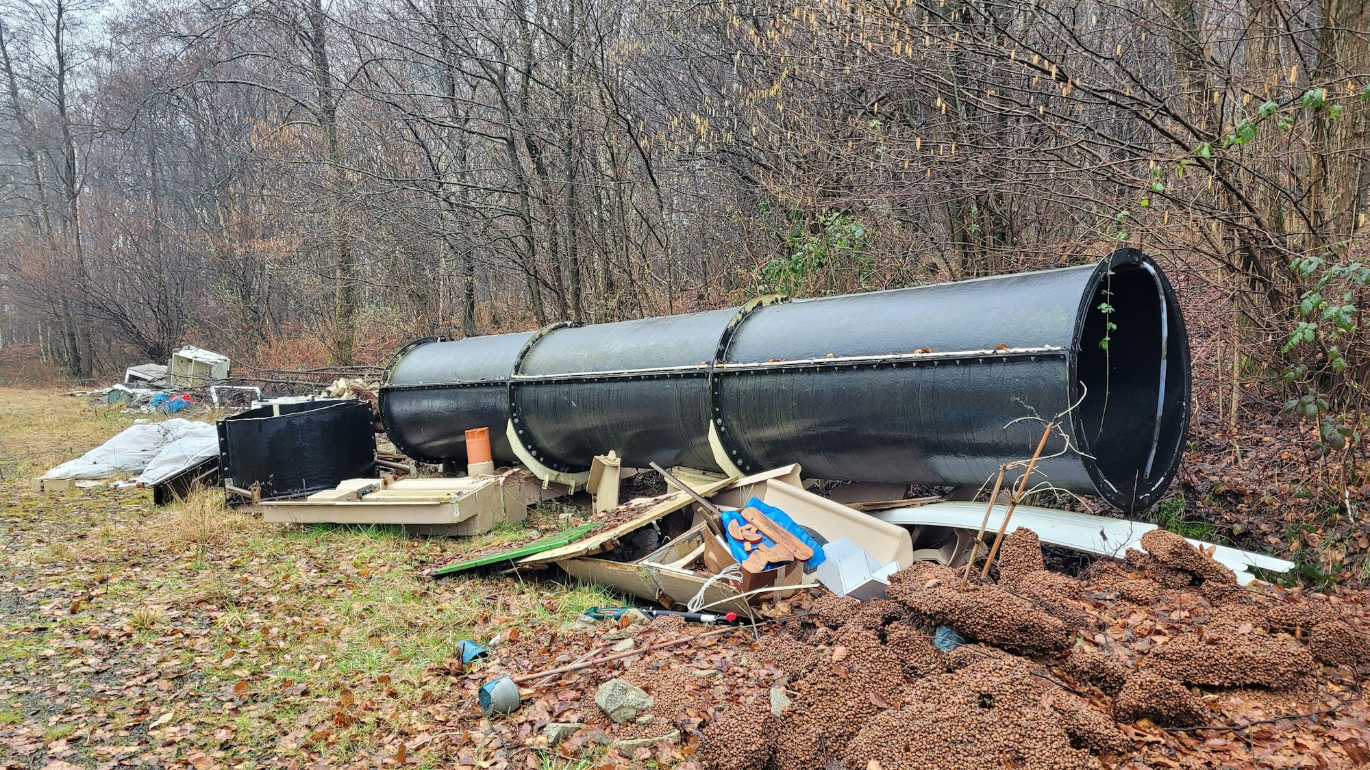 Überreste der Rutsche, die auf dem Wohnmobilplatz des Hallenbades liegen.