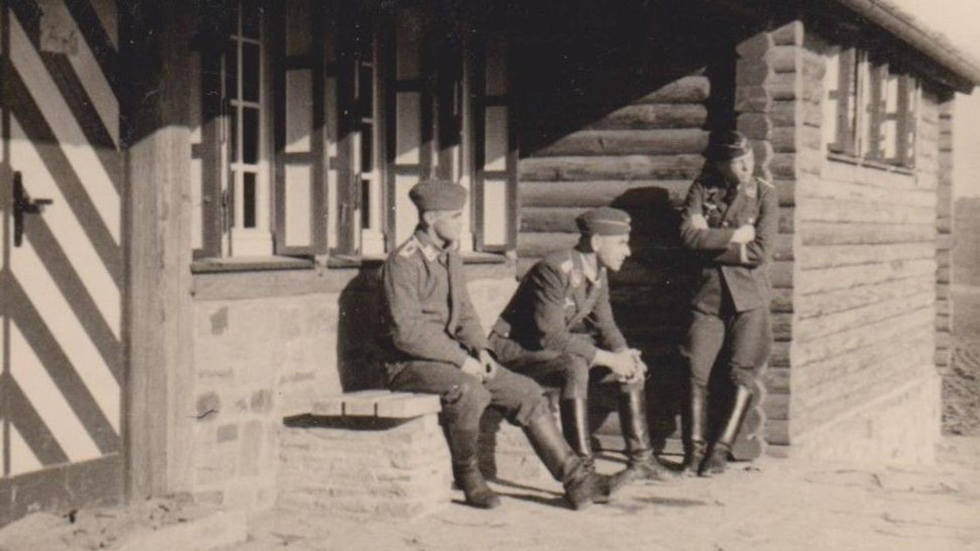 Das Schwarz-Weiß-Foto aus dem Jahr 1939 zeigt vor einem Blockhaus Wachtmeister Hartig (v.l.) und Oberleutnant Lennarz. Rechts steht Leutnant Ostwald.
