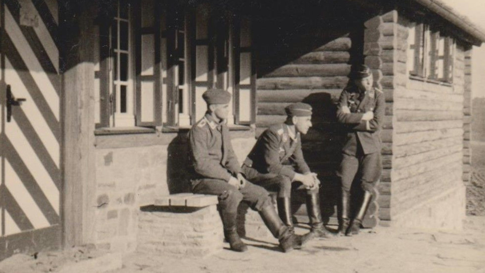 Das Schwarz-Weiß-Foto aus dem Jahr 1939 zeigt vor einem Blockhaus Wachtmeister Hartig (v.l.) und Oberleutnant Lennarz. Rechts steht Leutnant Ostwald.