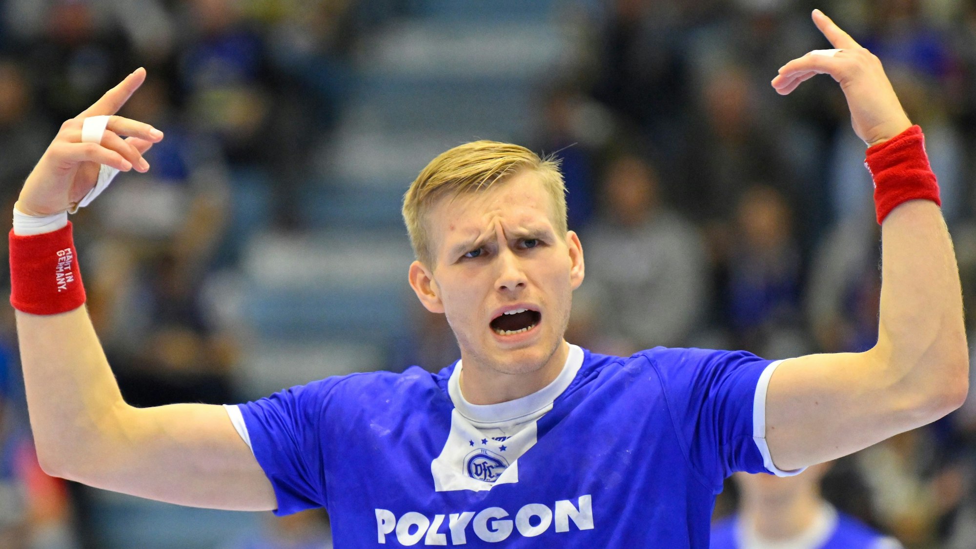 Ellidi Vidarsson fordert das Pubikum auf, die Mannschaft zu unterstützen.