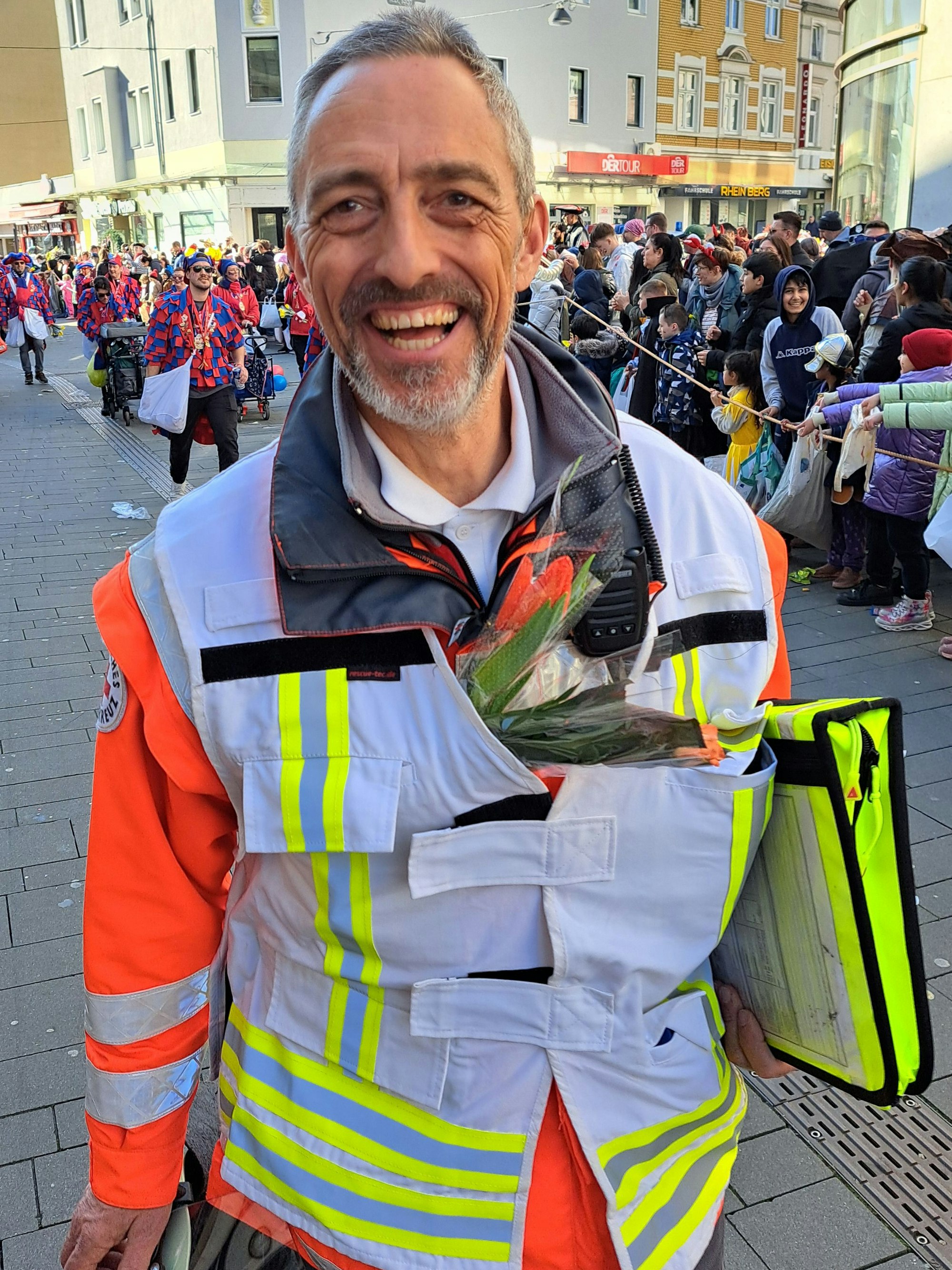 DRK-Einsatzleiter Michael Groß geht im Gladbacher Zug mit.