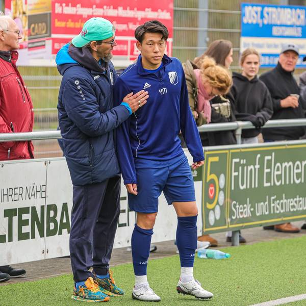 Trainer Torsten Reisewitz schickt seinen Spieler Yuto Morioka mit Anweisungen auf den Platz.