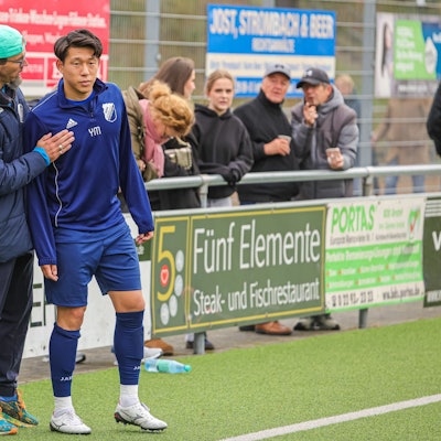 Trainer Torsten Reisewitz schickt seinen Spieler Yuto Morioka mit Anweisungen auf den Platz.