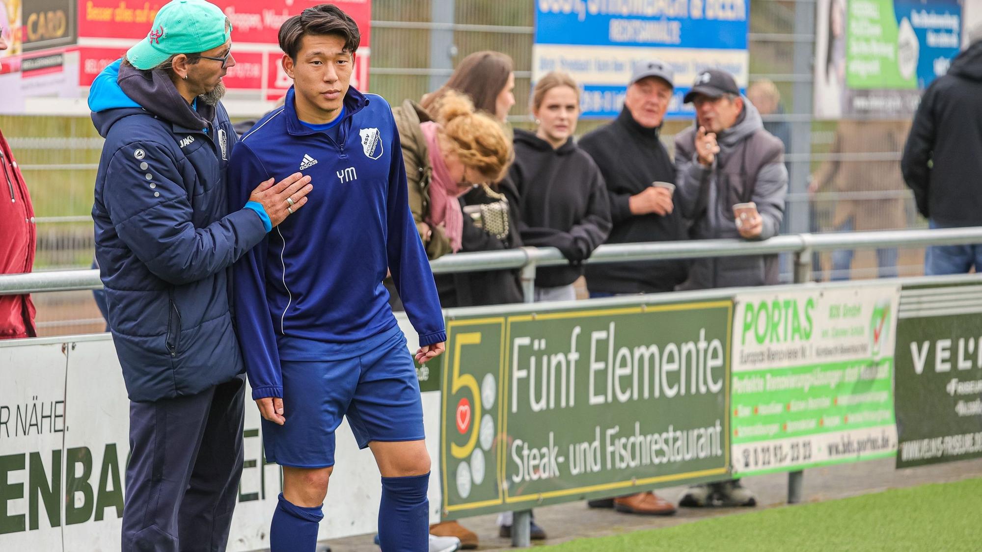 Trainer Torsten Reisewitz schickt seinen Spieler Yuto Morioka mit Anweisungen auf den Platz.