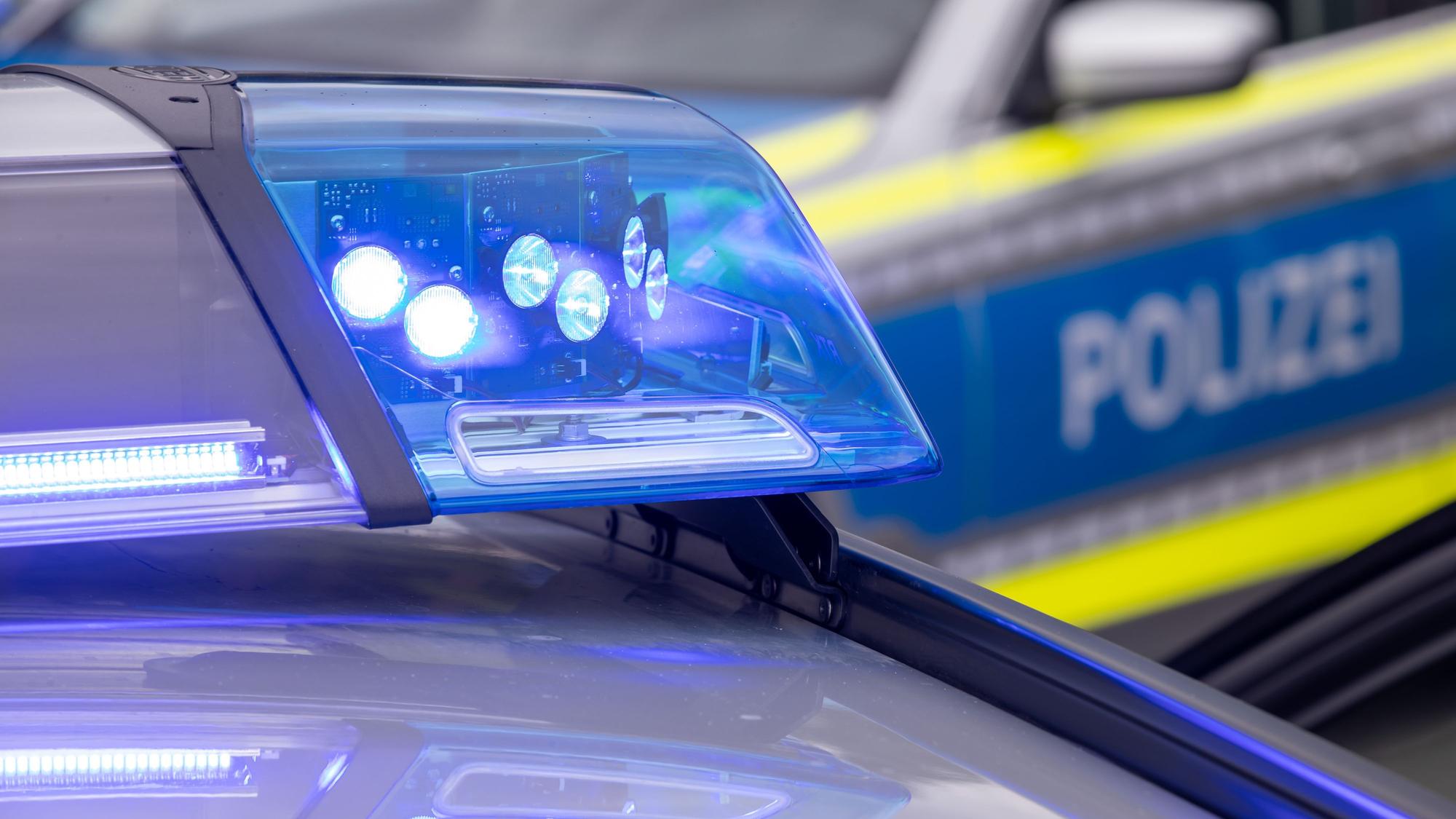 ARCHIV - 04.08.2021, Bayern, Nürnberg: SYMBOLFOTO - Ein Blaulicht auf dem Dach eines Polizeifahrzeugs. (zu dpa: «Spezialkräfte wegen mutmaßlich Bewaffnetem im Einsatz») Foto: Daniel Karmann/dpa +++ dpa-Bildfunk +++