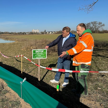Der Butterberg ist auch ein Lebensraum. Andreas Fey (l.) und Achim Baumgartner, beide BUND, am Amphibienschutzzaun.