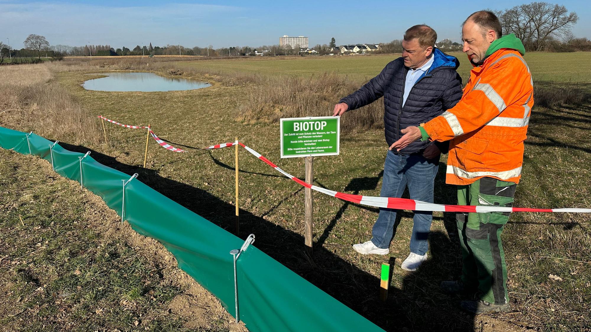 Der Butterberg ist auch ein Lebensraum. Andreas Fey (l.) und Achim Baumgartner, beide BUND, am Amphibienschutzzaun.