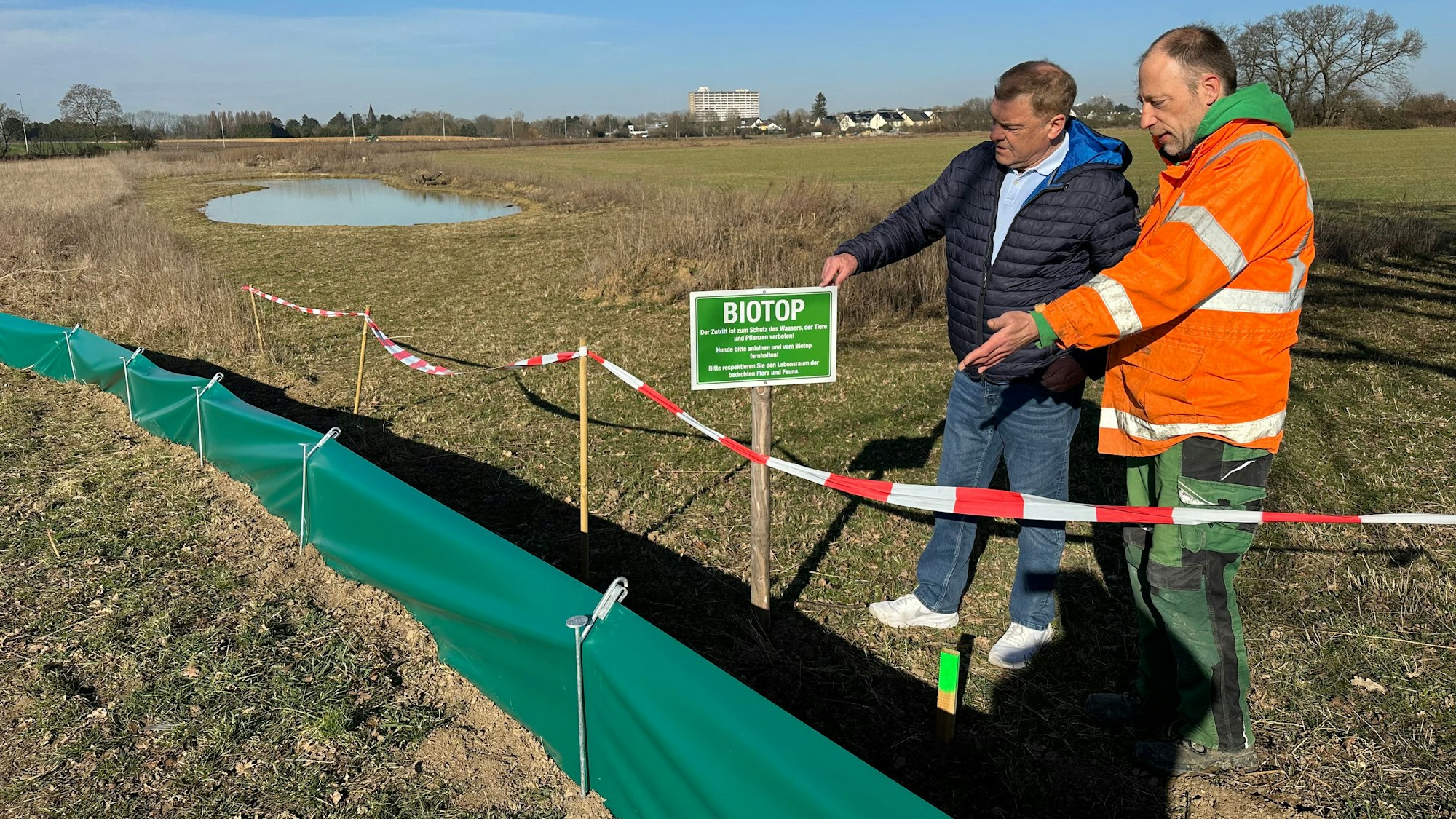 Der Butterberg ist auch ein Lebensraum. Andreas Fey (l.) und Achim Baumgartner, beide BUND, am Amphibienschutzzaun.