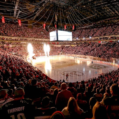 Wieder ausverkauft: Gegen Playoff-Gegner Bremerhaven kamen zum achten Mal in der Saison 2024/25 18.600 Zuschauer in die Kölner Lanxess-Arena.