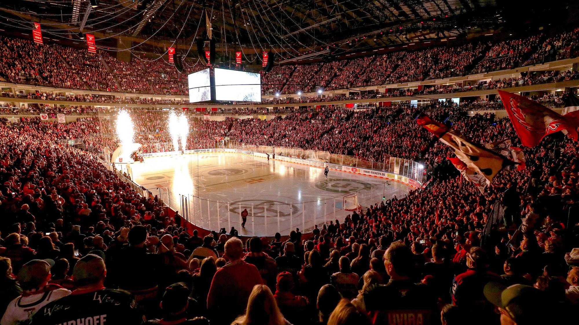 Wieder ausverkauft: Gegen Playoff-Gegner Bremerhaven kamen zum achten Mal in der Saison 2024/25 18.600 Zuschauer in die Kölner Lanxess-Arena.