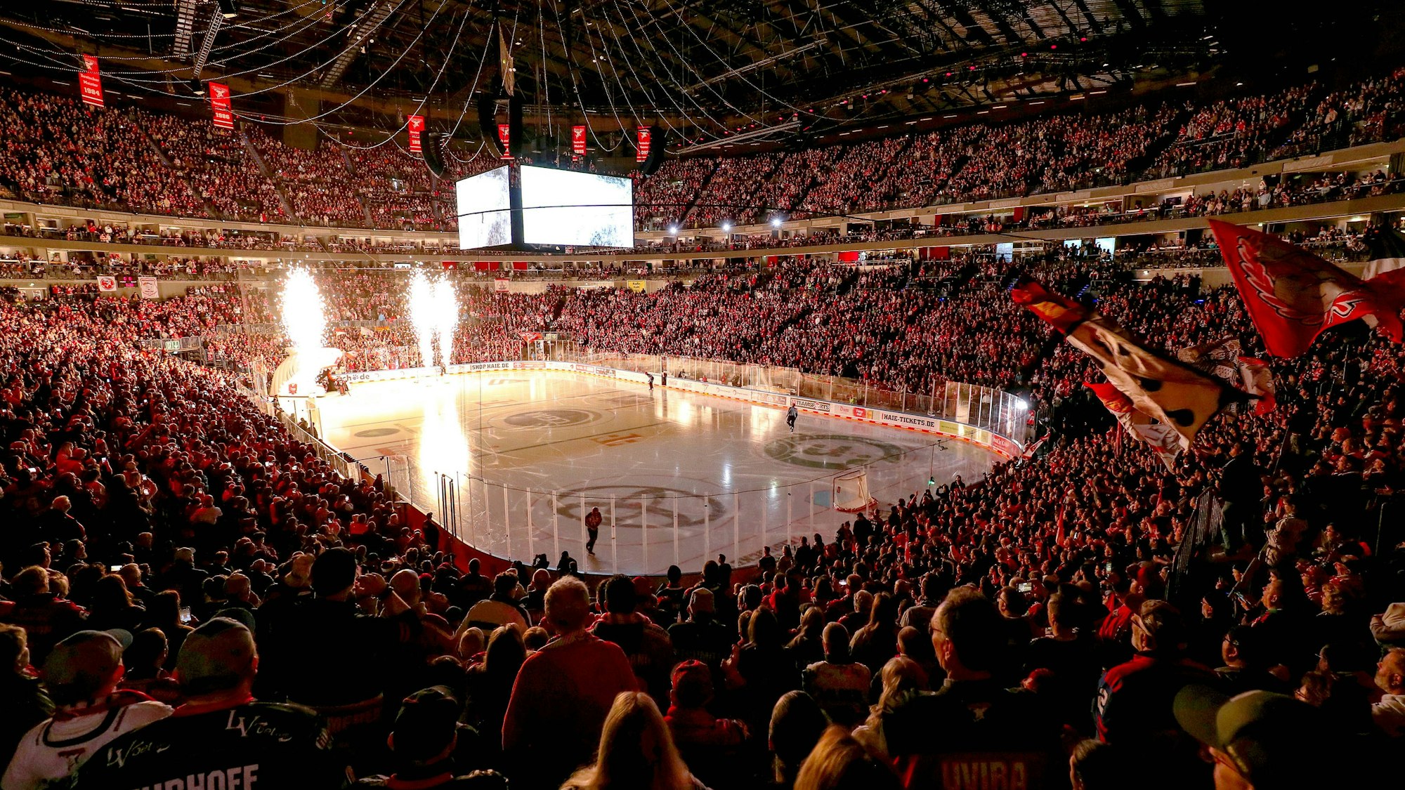 Wieder ausverkauft: Gegen Playoff-Gegner Bremerhaven kamen zum achten Mal in der Saison 2024/25 18.600 Zuschauer in die Kölner Lanxess-Arena.