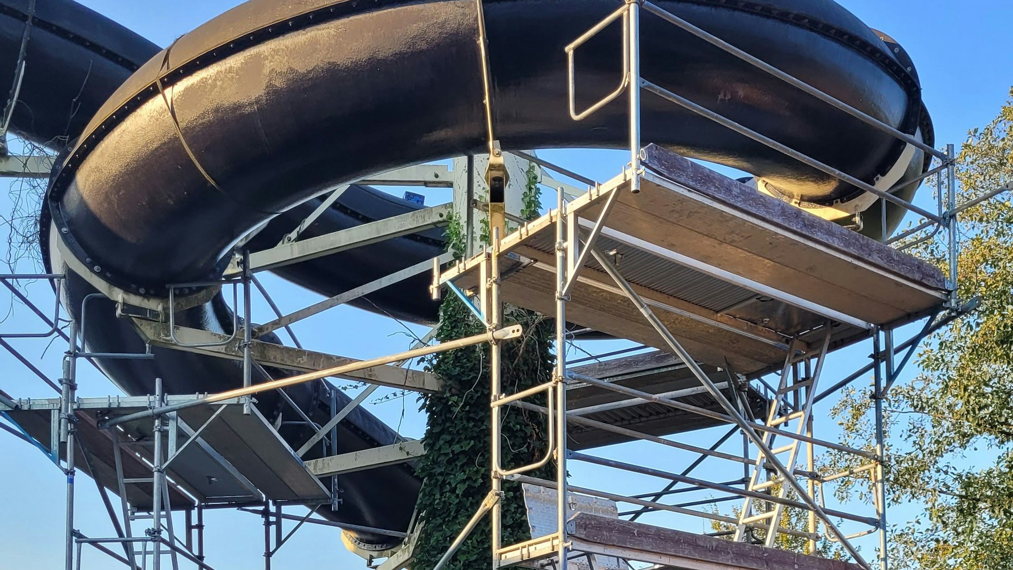 Teile der Kürtener Badrutsche „Magic Black Hole“