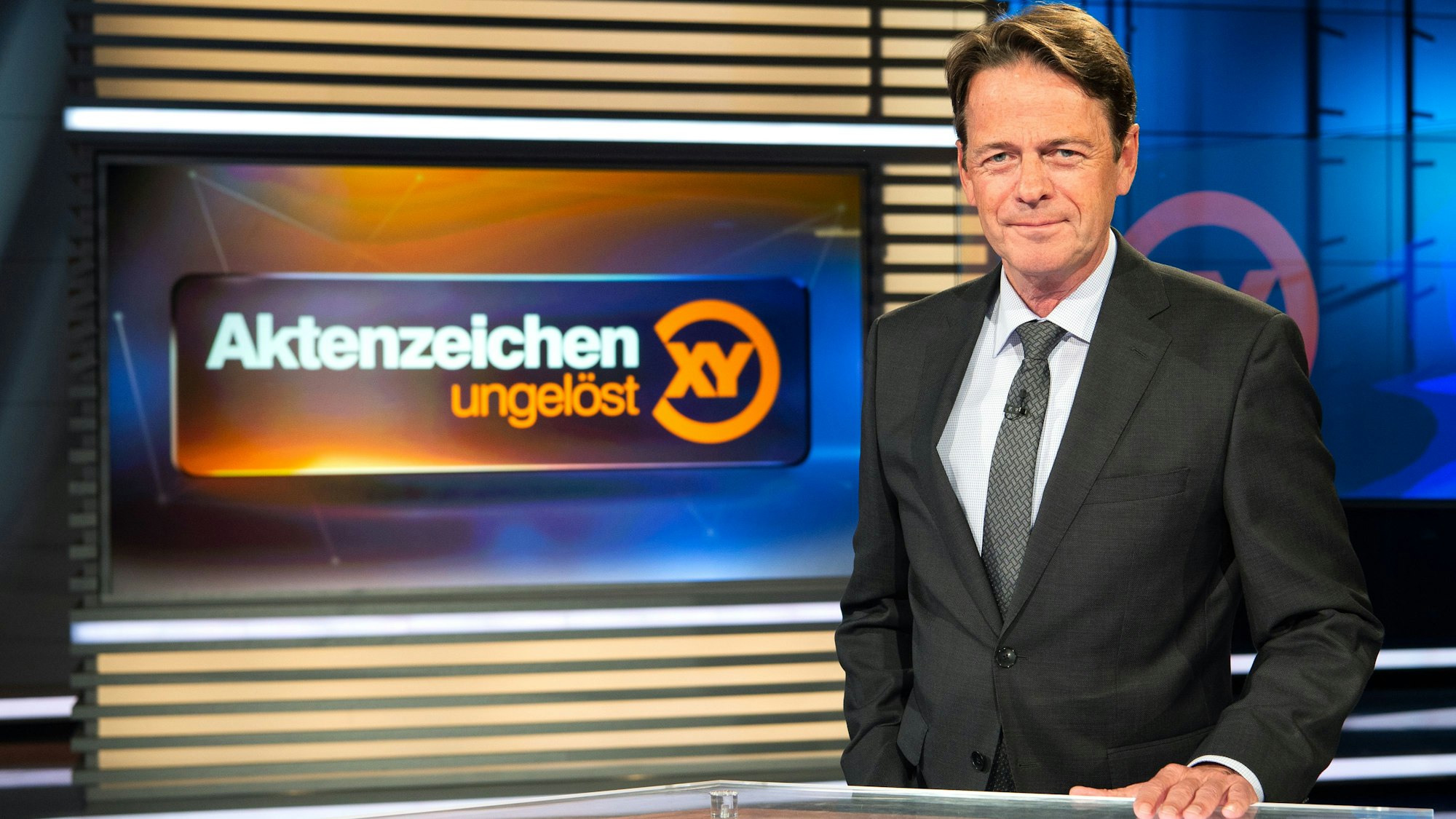 ZDF-Moderator Rudi Cerne im Studio der Sendung „Aktenzeichen XY ... ungelöst“.