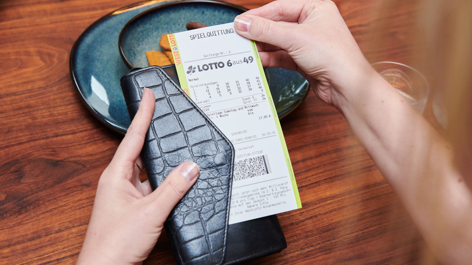 Kaum zu glauben, aber wahr: Am kommenden Samstag (8. März) wartet eine außergewöhnliche Jackpot-Situation bei LOTTO 6aus49. Neben dem Jackpot in der ersten Gewinnklasse von rund 14 Millionen, hat sich ein weiterer Jackpot im zweiten Rang von rund sechs Millionen Euro gebildet. Eine besondere Chance auf Millionengewinne.