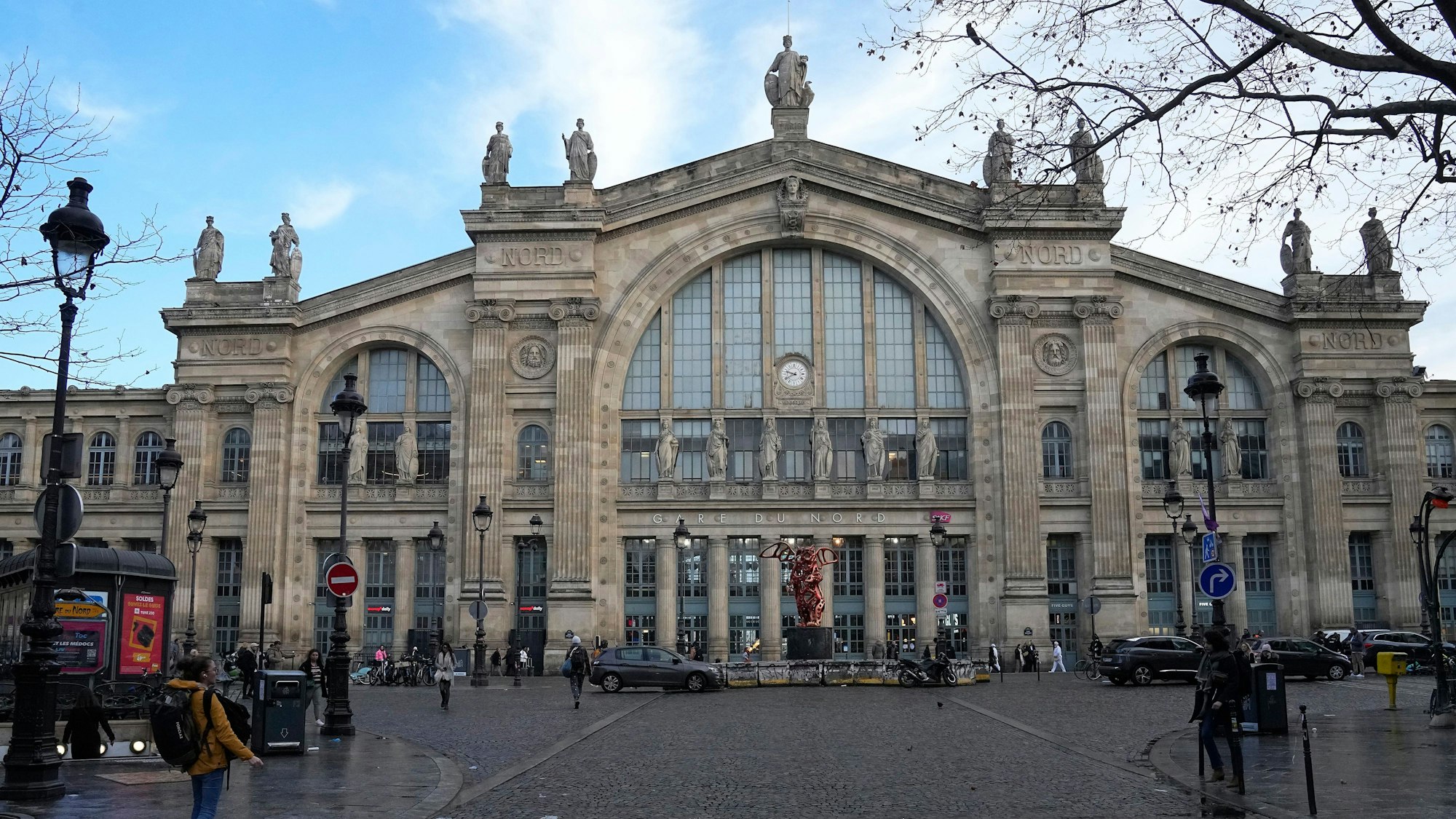 ARCHIV - 11.01.2023, Frankreich, Paris: Der Pariser Bahnhof Gare du Nord. An Gleisen in der Nähe des Bahnhofs war ein Blindgänger aus dem Zweiten Weltkrieg gefunden worden. Aus diesem Grund wurde auch der Bahnverkehr zwischen Paris und London vorübergehend eingestellt. Foto: Michel Euler/AP/dpa +++ dpa-Bildfunk +++
