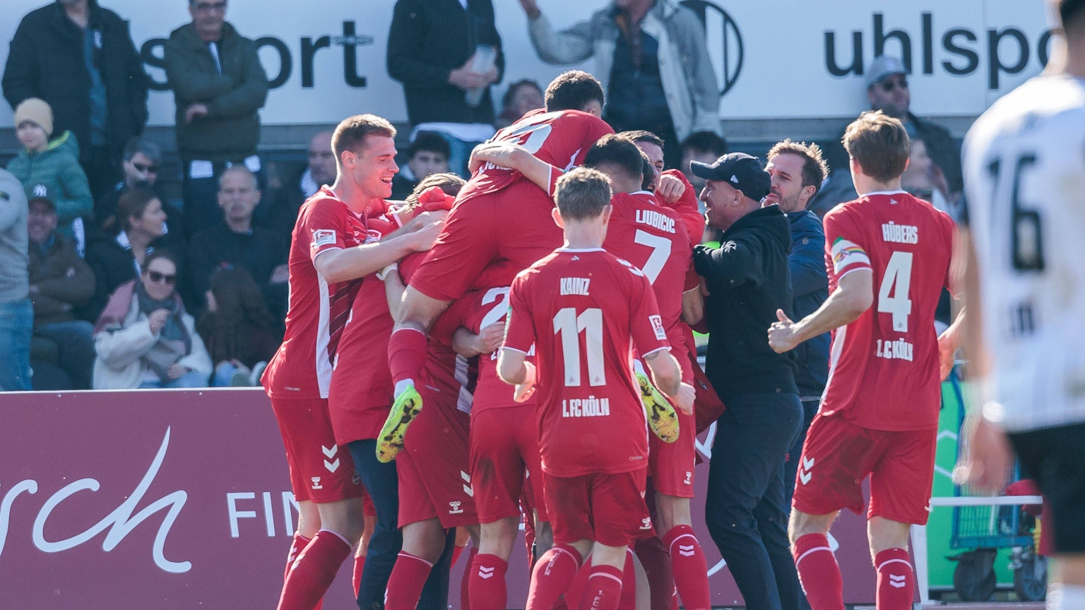 Ganz Köln im Freudentaumel: Die Erleichterung beim FC war nach dem Siegtreffer durch Luca Waldschmidt riesengroß.