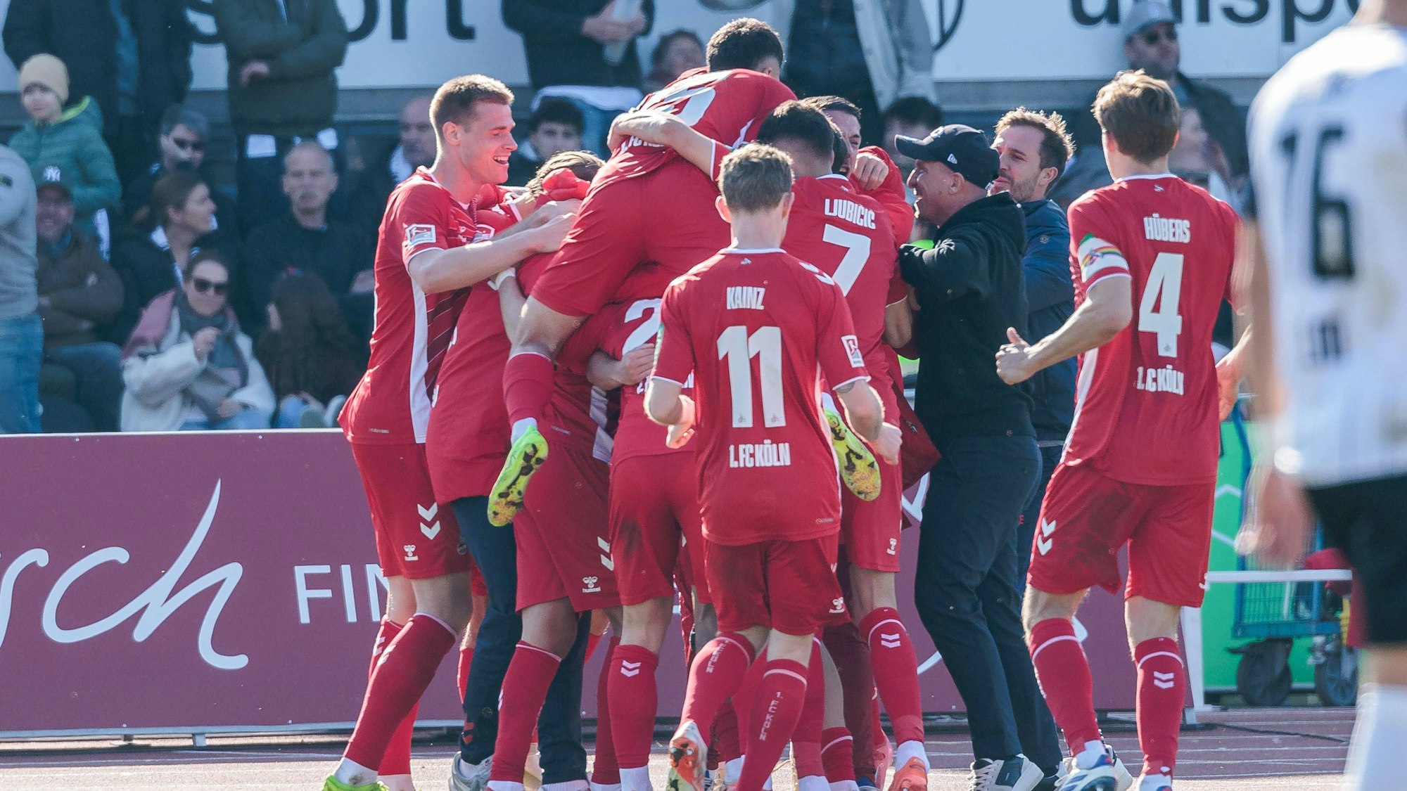 Ganz Köln im Freudentaumel: Die Erleichterung beim FC war nach dem Siegtreffer durch Luca Waldschmidt riesengroß.