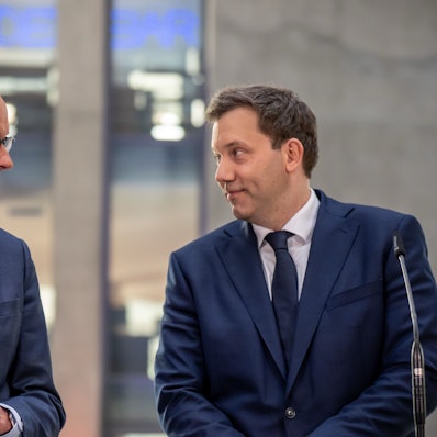 Friedrich Merz (l), Unions-Kanzlerkandidat und CDU Bundesvorsitzender und Lars Klingbeil, SPD-Bundesvorsitzender, und SPD Fraktionsvorsitzender nehmen an einer Pressekonferenz nach den Sondierungsgesprächen von Union und SPD im Bundestag teil. (Archivbild)