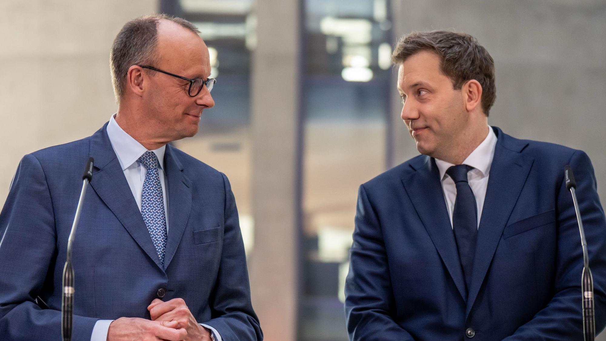 Friedrich Merz (l), Unions-Kanzlerkandidat und CDU Bundesvorsitzender und Lars Klingbeil, SPD-Bundesvorsitzender, und SPD Fraktionsvorsitzender nehmen an einer Pressekonferenz nach den Sondierungsgesprächen von Union und SPD im Bundestag teil.