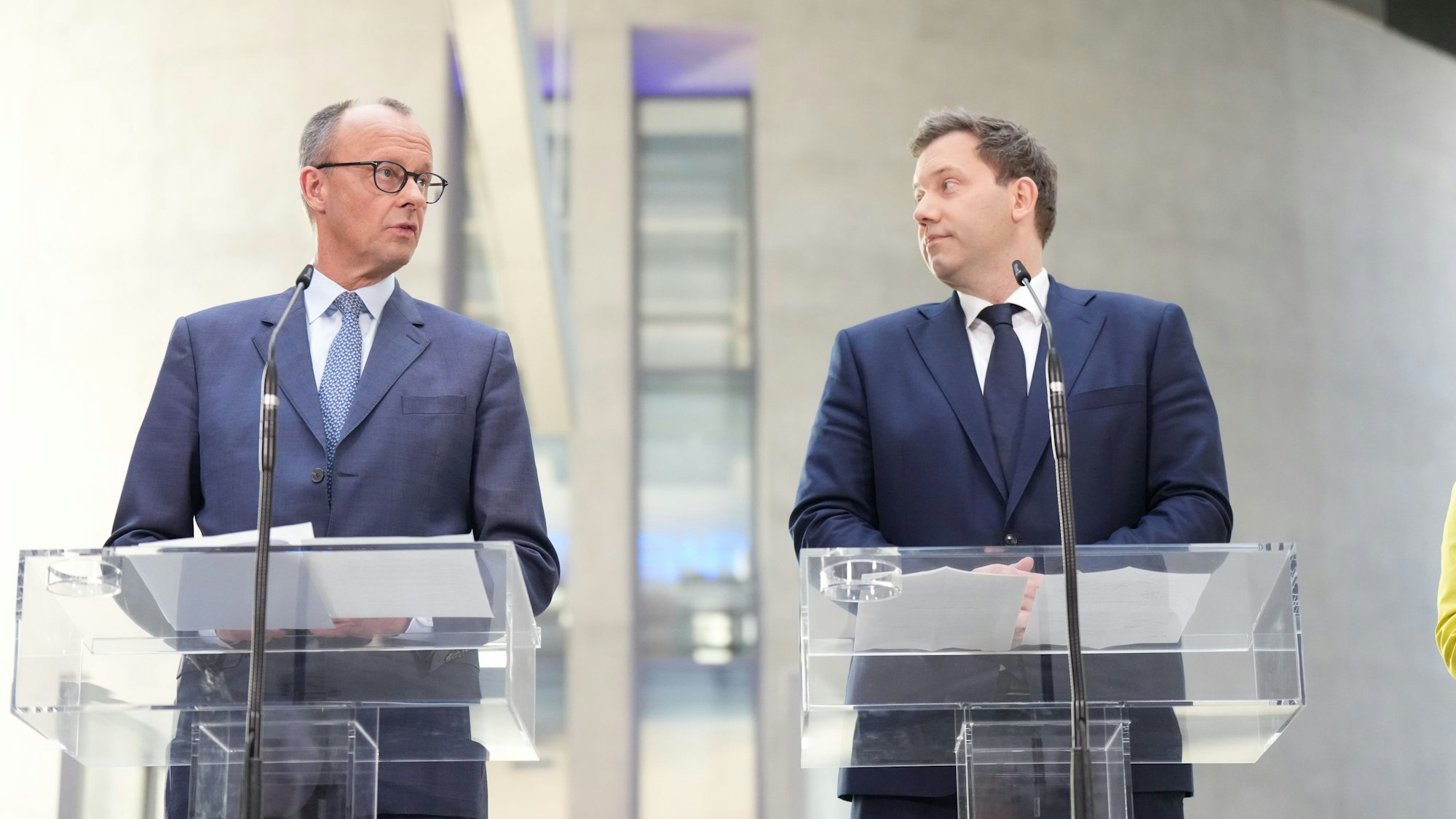 Friedrich Merz, Unions-Kanzlerkandidat und CDU-Bundesvorsitzender, und Lars Klingbeil, SPD-Fraktions- und Bundesvorsitzender, bei der Pressekonferenz nach den Sondierungsgesprächen von Union und SPD.