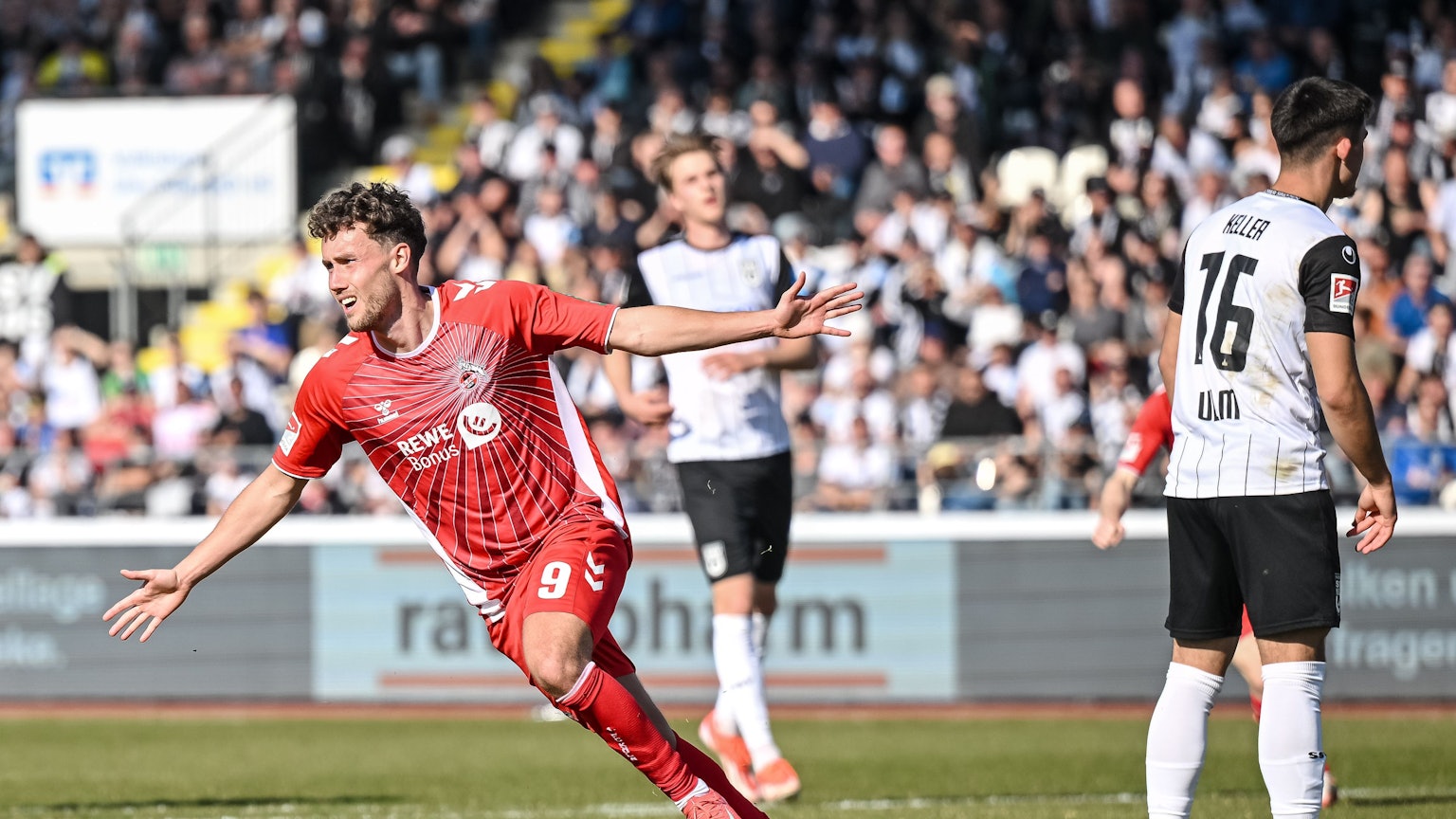 Erlösung: Luca Waldschmidt (l) jubelt nach seinem Tor zum entscheidenden 1:0.