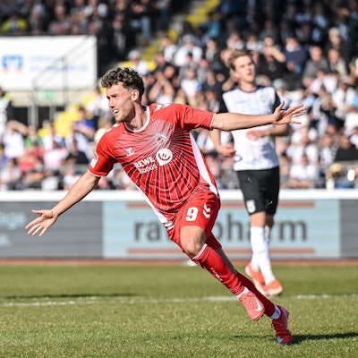 Erlösung: Luca Waldschmidt (l) jubelt nach seinem Tor zum entscheidenden 1:0.