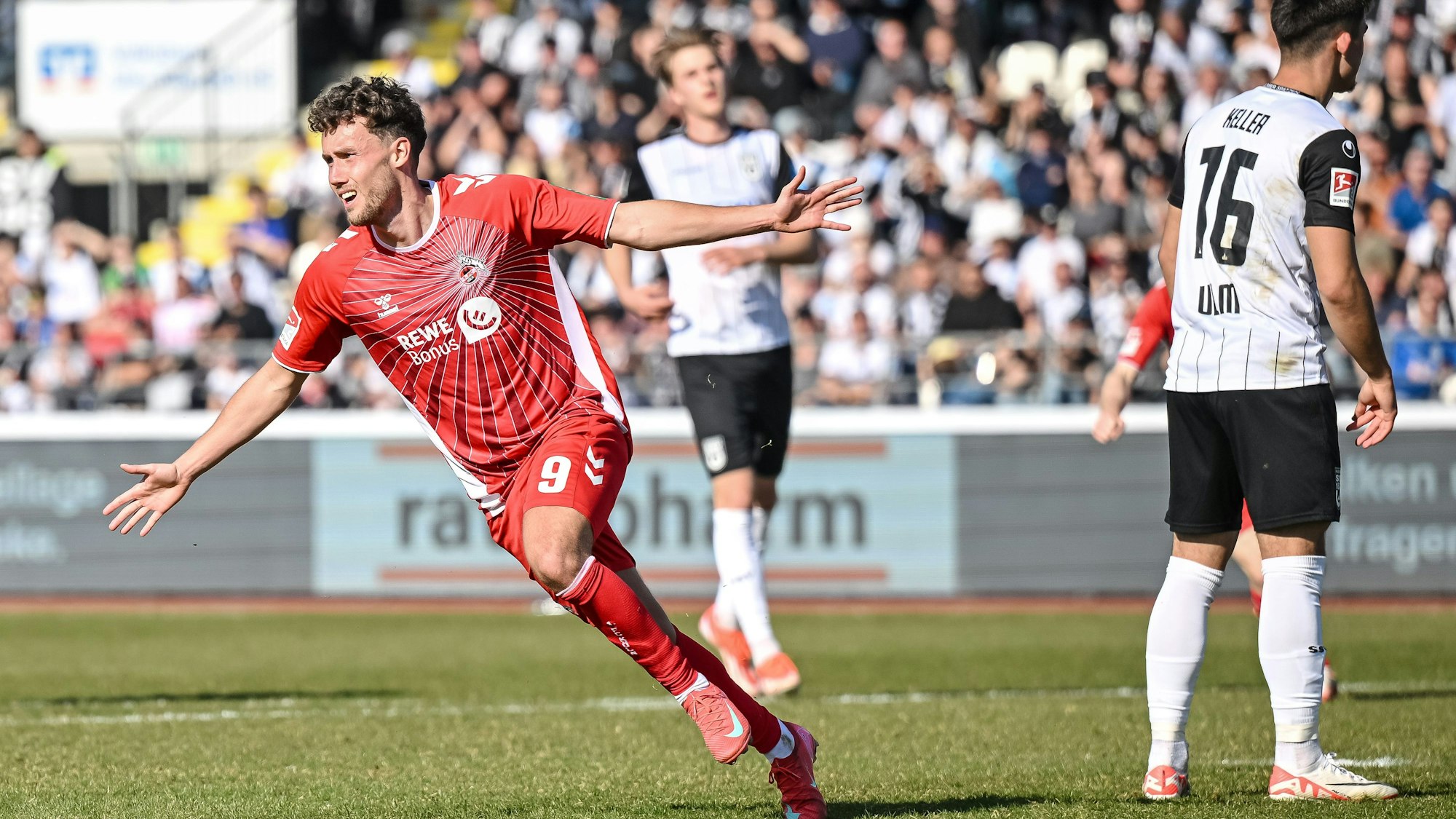 Erlösung: Luca Waldschmidt (l) jubelt nach seinem Tor zum entscheidenden 1:0.
