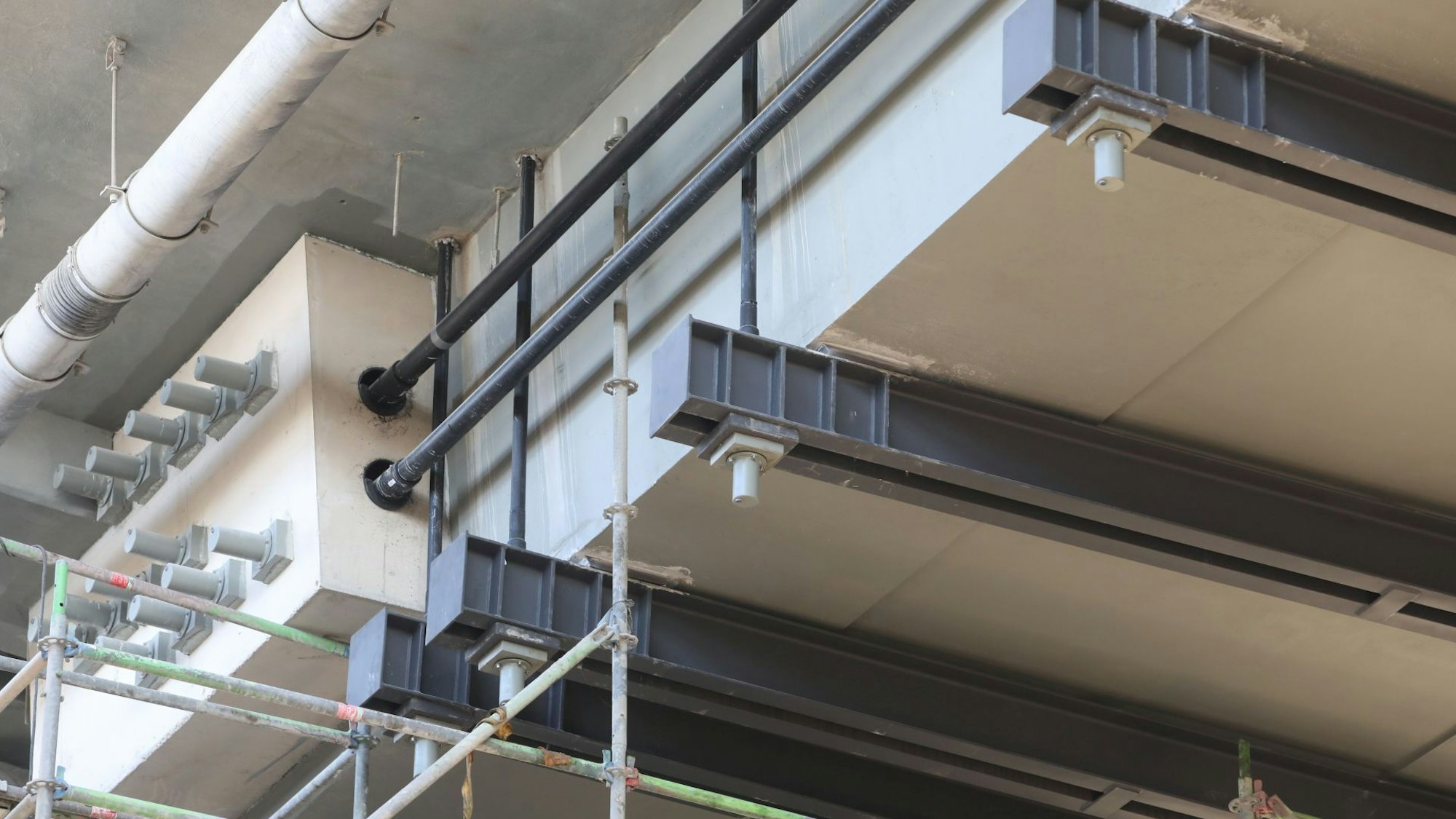 Auf der Unterseite wurde die Drachenbrücke durch verschiedene bauliche Maßnahmen stabilisiert.