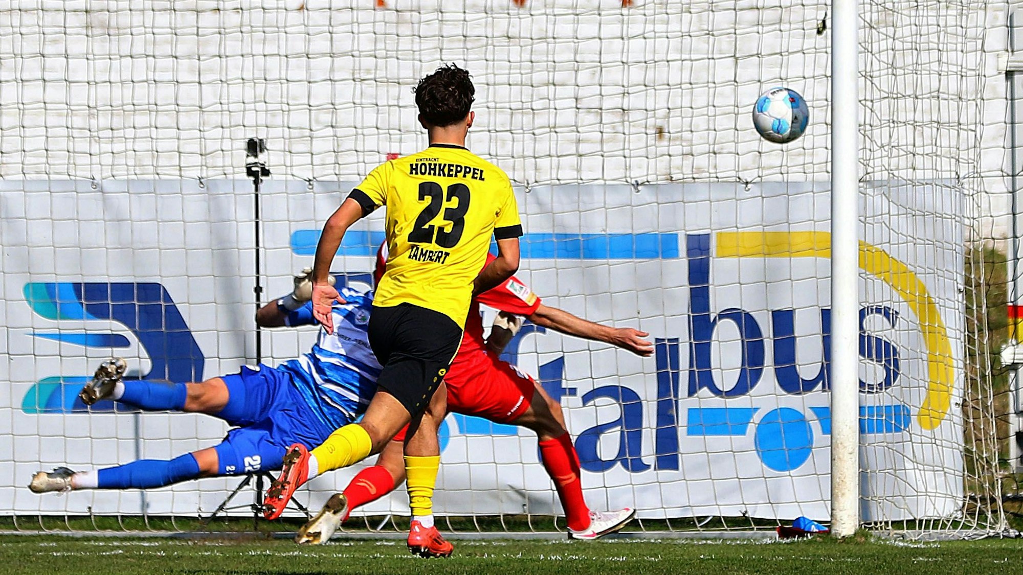 Hohkeppels Philipp Lambert schaut hinterher, wie der  von Enzo Wirtz geschossene Ball im Tor der Oberhausener landet.